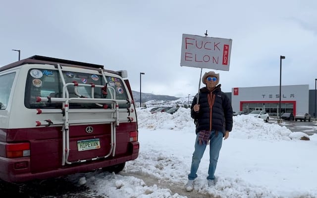                               Elon protest, hippievan day 1                             
                              